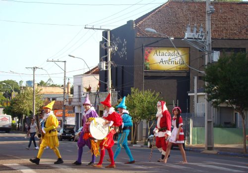 Cortejo espalha alegria do Natal pelas ruas (Foto: Simone Rockenbach Kamphorst)
