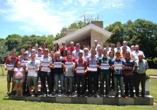 Jovens, familiares e equipe Dália Alimentos brinda a formatura da primeira turma no Projeto Sucessão Rural (Foto: Carina Marques)