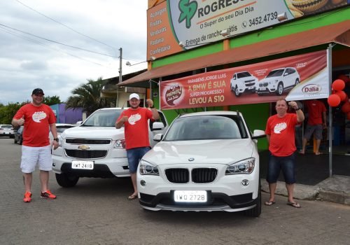 Sortudos com as chaves em mãos da Chevrolet S10 e da BMWX1 (Foto: Carina Marques)