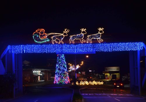 Decoração de Natal na entrada da cidade tem luzes de led e cascatas (Foto: Jônatas dos Santos)