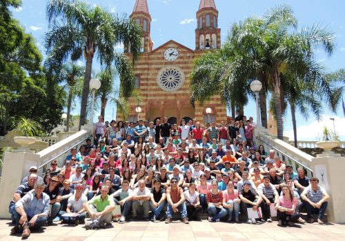 Em 2013, jovens posaram para foto oficial na Igreja Matriz de Encantado (Foto: Carina Marques/Arquivo)