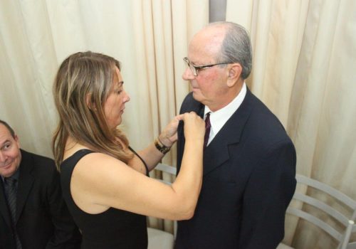 Marcos Ivanor Tonin foi empossado pela então presidente Renata Casagrande Galiotto (Foto: Divulgação)