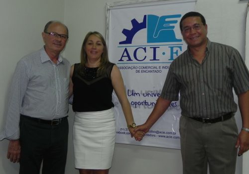 Marcos Tonin e Renata assumem presidência da Aci-e. Júlio Medeiros se despede do cargo em março, quando haverá posse (Foto: Carina Marques)