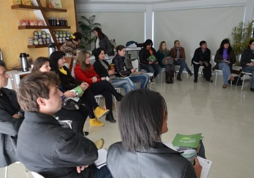 Encontro teve como objetivo debater detalhes para a organização do estande que representará o grupo no Turisvales (Foto: Morgana Colombo)