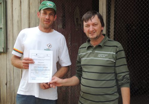 Produtor André Giaretta recebe certificado do secretário da Agricultura, Valmir Morschheiser (Foto: Fernanda Cadore)