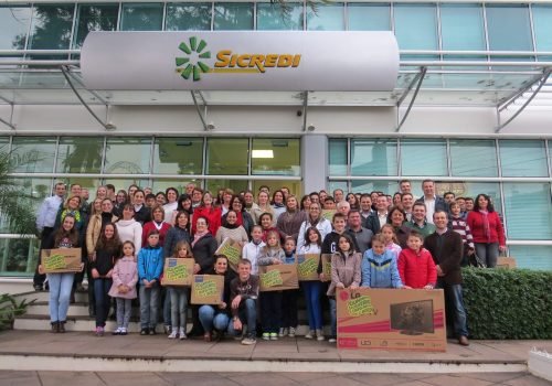 Comunidade escolar dos 18 municípios participantes do 5º Concurso Escrevendo, Desenhando e Cooperando com o Sicredi durante evento de entrega da premiação (Foto: Divulgação)