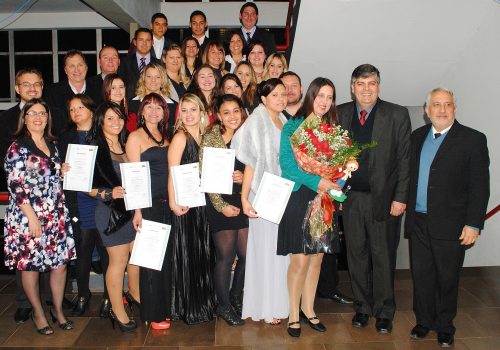 Formandos comemoraram a conquista do certificado com familiares e autoridades (Foto: Eliane A. Fachinetto)