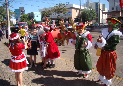 Cortejo de Natal chamou atenção do público, que aproveitou para fazer fotos com a trupe (Foto: Camila Pires)