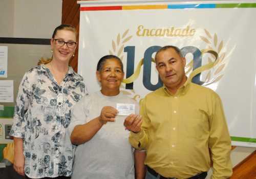 A agente administrativa da prefeitura, Marta Filter, e o chefe de gabinete, Saul da Silva, com a sorteada Nelci Marini (Foto: Gisele A. Feraboli)