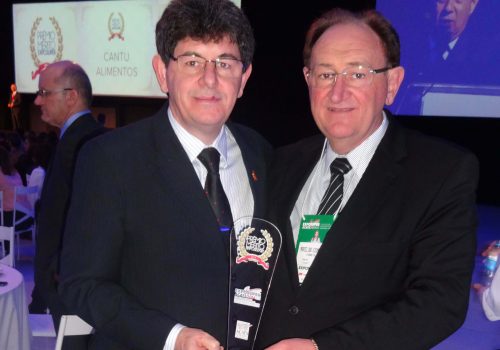 Diretor Gilmar Borscheid e gerente comercial de SC, Marcelino Borscheid, com o troféu Mérito Acats (Foto: Divulgação)