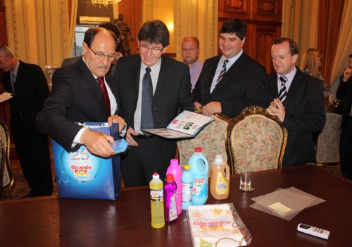 Governador José Ivo Sartori (e) conferiu pessoalmente os produtos do kit que recebeu (Foto: Simone Rockenbach Kamphorst)