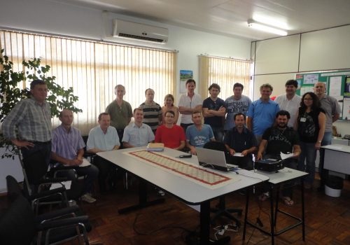 Grupo dos dez microempreendedores beneficiados, junto a representantes da Administração Municipal (Foto: Maica Viviane Gebing)