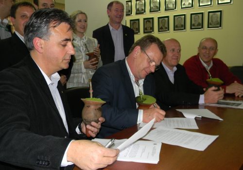 Strapasson e Mainardi, assinaram convênio acompanhados pelos prefeitos de Ilópolis, Olmir Rossi, e de Arvorezinha, Luiz Paulo Fontana (Foto: Roberta Ruffatto)