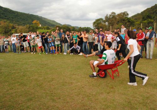 Provas inusitadas divertem a comunidade (Foto: Eliane A. Fachinetto/arquivo)