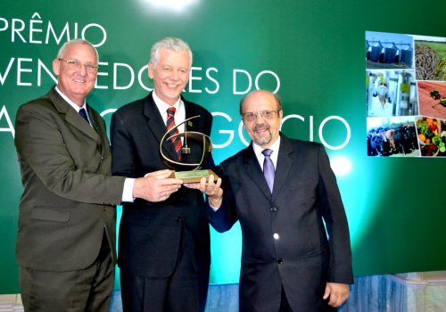 Kreimeier (e) e Bayer (d) receberam troféu das mãos do prefeito de Porto Alegre, José Fortunati (Foto:  Leandro Augusto Hamester)