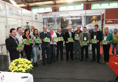 Representantes dos municípios apresentaram a revista ( Foto: Juremir Versetti)