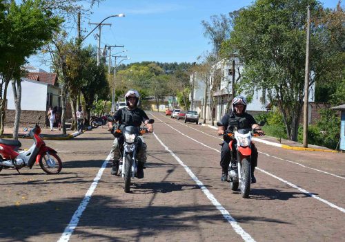 ZELADORIA: de motocicleta, dois vigilantes monitoram os estabelecimentos (Foto:Fernando Dias/divulgação