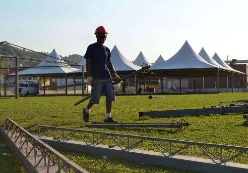 Três pavilhões cobertos são instalados no campo do Santa Clara FC, onde ficarão os setores de alimentação, shows e uma parte dos expositores (Foto: Rafael Simonis)