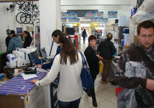 Consumidores aproveitam ofertas do Liquida Lajeado (Foto: Camila Pires)