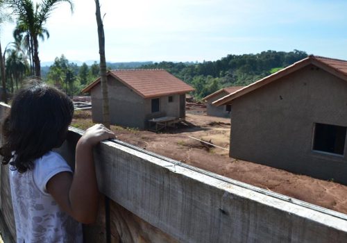 Obras da nova aldeia caingangue estão avançadas, mas a Funai praticamente descarta a liberação de 2km em agosto (Foto: Rodrigo Martini)