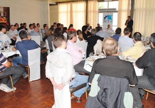 Almoço Empresarial, promovido pela Aci-e, reuniu empresários e demais autoridades, na última quinta-feira, dia 25, no Clube Comercial (Foto: Eliane A. Fachinetto)