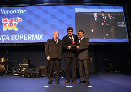 Diretor Gilmar Borscheid (c) recebeu troféu dos diretores regionais da Apras, Sérgio Jasinski (e) e Wilson Obara (Foto: Divulgação)