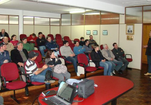 Grupo que faz parte de programa ouviu às explanações dos técnicos da cooperativa (Foto: Carina Marques)