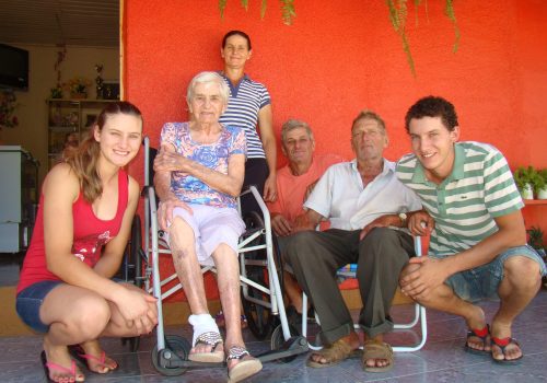 Família atua unida. Na foto, agachados, os netos Monica e Giordani, sentados os avós Arminio e Alvira e casal de associados da cooperativa Anuar e Marlise (Foto: Carina Marques)
