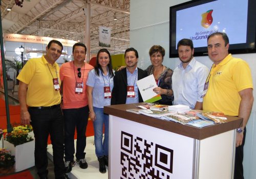 Representantes do Vale do Taquari, CVC, Setur-RS, e Serra Verde Express durante a entrega do documento para a Secretaria acompanhar a visita ao Paraná (Foto: Caroline Rodrigues)