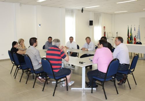 Reunião contou com a presença de representantes de seis entidades empresariais, mais poderes Executivo e Legislativo (Foto: Simone Rockenbach Kamphorst)