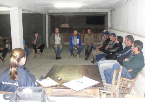 Reunião ocorreu na noite da última terça-feria, dia 22, no salão da comunidade de Batovira (Foto: Rose Gilardi)