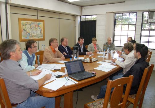 Em reunião do Conselho de Trânsito, Engenheiro Mourão (à direita de branco), sugeriu quebra-molas na Via Láctea (Foto: Lucas Leandro Brune/Divulgação)