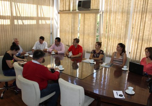 Comitiva foi recebida no gabinete pelo prefeito Luís Fernando Schmidt (Foto: Simone Rockenbach Kamphorst)