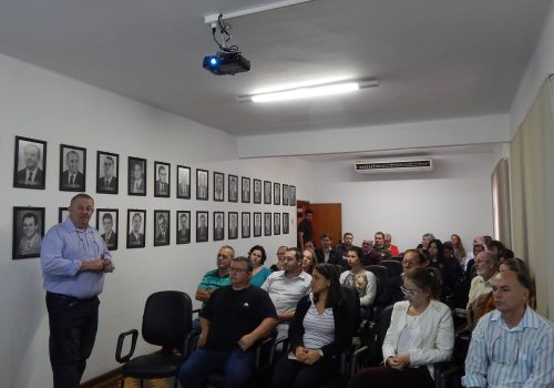 Secretários, dirigentes e técnicos das áreas do Meio Ambiente e Agricultura do Vale do Taquari estiveram reunidos na última quinta-feira, dia 23, na sede da Amvat, em Estrela (Foto: Paulo Schneider)