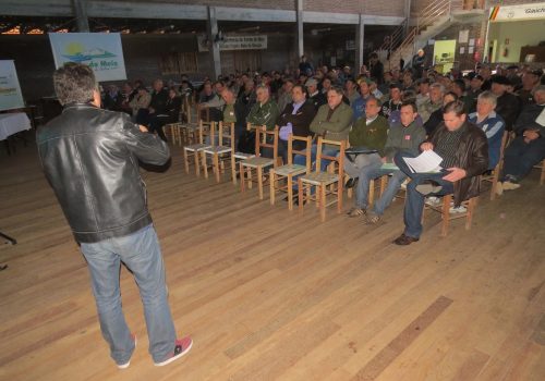 Público de cerca de 200 pessoas prestigiou duas palestras na parte da manhã (Foto: Tiago Bald)