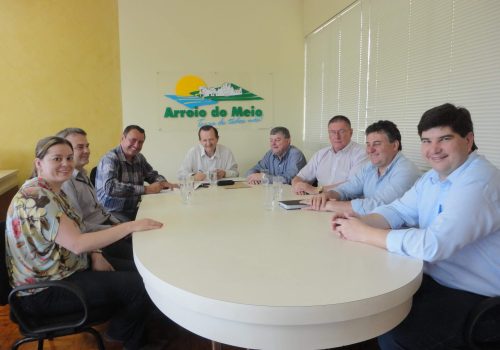 Administração Municipal e representantes da empresa assinaram contrato de incentivo no Gabinete do Executivo (Foto: Maica Viviane Gebing)