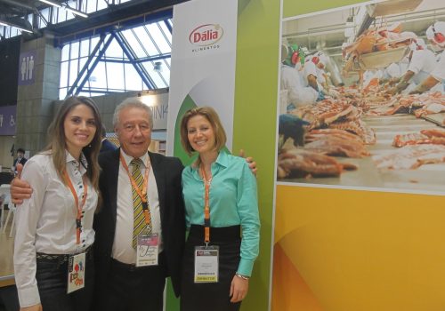 Cyntia e Márcia com o presidente-executivo da Associação Brasileira de Proteína Animal (ABPA), Francisco Turra (Foto: Divulgação)