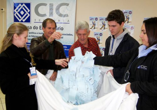 Sorteio ocorreu no auditório da CIC e foi acompanhado pela imprensa e representantes da CIC e da Prefeitura de Teutônia (Foto: Leandro Augusto Hamester)