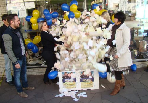 Sorteio dos vales-compras foi realizado em frente à Arla, patrocinadora da campanha (Foto: Camila Pires)