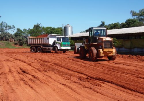 Máquinas do município fizeram terraplenagem em propriedade que vai aumentar produção de suínos (Foto: Camila Scheibel)