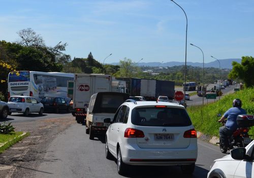 Congestionamento na tarde desta terça-feira, dia 23, superou quatro quilômetros. Obra deve ser concluída em dez dias (Foto: Anderson Lopes)