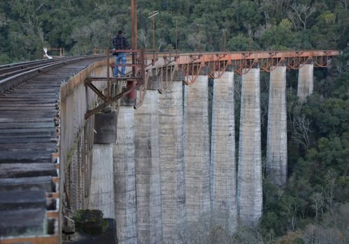 Viaduto conhecido como "Mula Preta", entre Dois Lajeados e Guaporé, está entre as atrações do passeio. São 98 metros de altura e 300 de extensão (Foto: Rodrigo Martini)