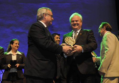 Carlo Rech (d) na cerimônia de premiação (Foto: Marcelo Bertani)
