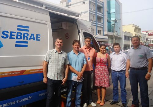Representantes da Administração Municipal, Aci-e e CDL com a equipe do Sebrae (Foto: Lívia Oselame)