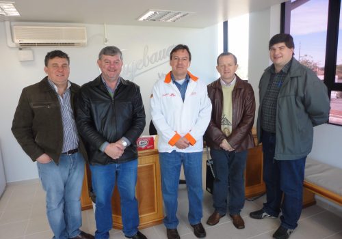 Representantes da Administração Municipal em visita à fábrica, junto ao gerente industrial Mallmann (Foto: Maica Viviane Gebing)
