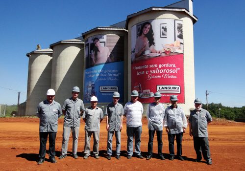 Grupo visitou obras do novo estacionamento da unidade industrial (Foto: Leandro Augusto Hamester)