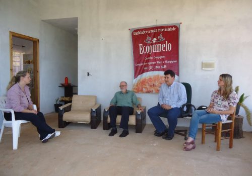 Carine Bettio apresentou a agroindústria de cogumelos para o prefeito, secretário e veterinária (Foto: Ezequiel Neitzke)